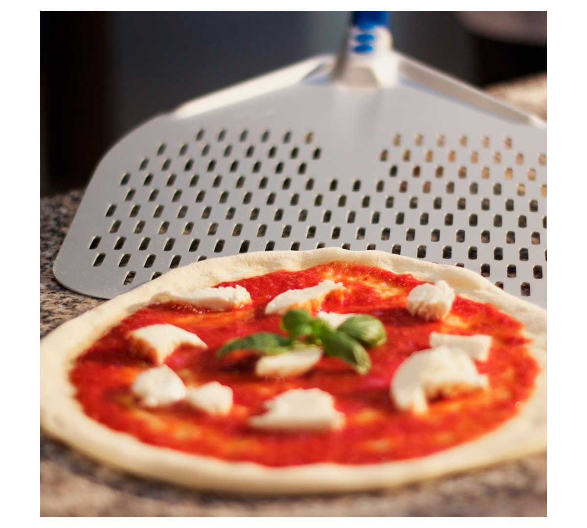 Pala para Pizza Perforada Tecno Sistema – Mango Azul de Aluminio