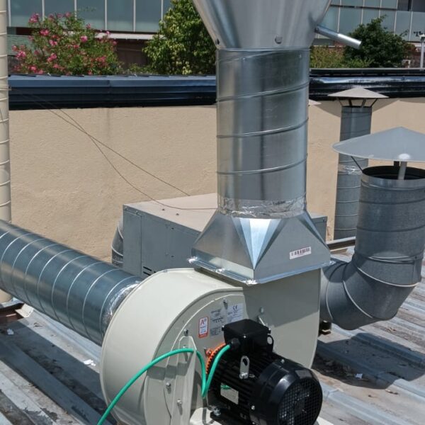 Sistema de Extracción con Motor Centrífugo para Cocina Profesional